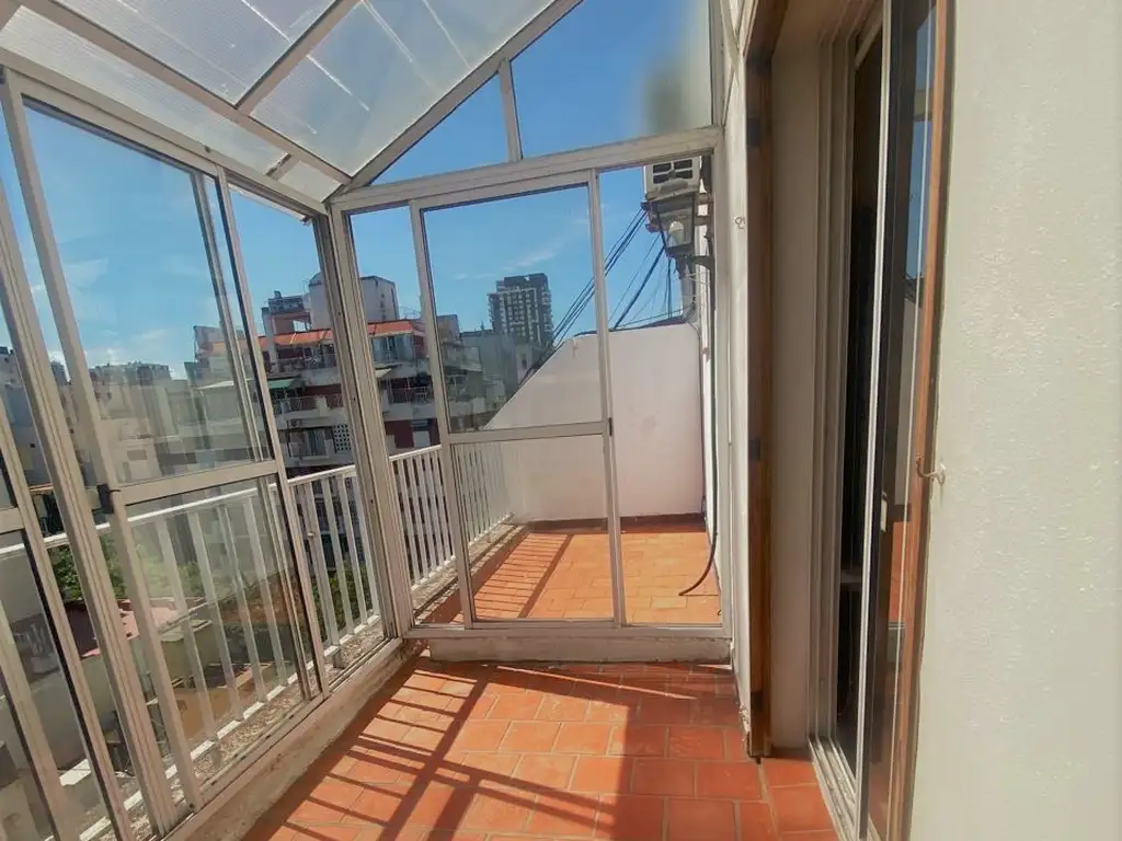 IMPERDIBLE, un ambiente al frente con balcón terraza y cocina separada. Superficie total 36m2