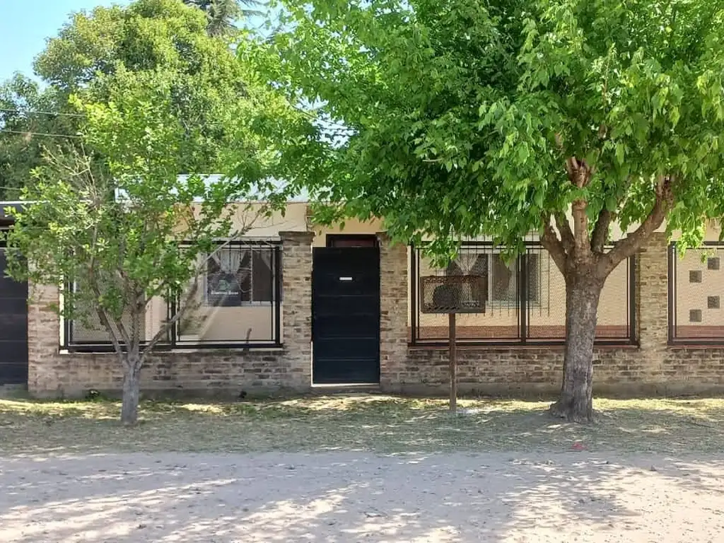 Casa en Venta   3 Ambientes.Amplio terreno Libre.