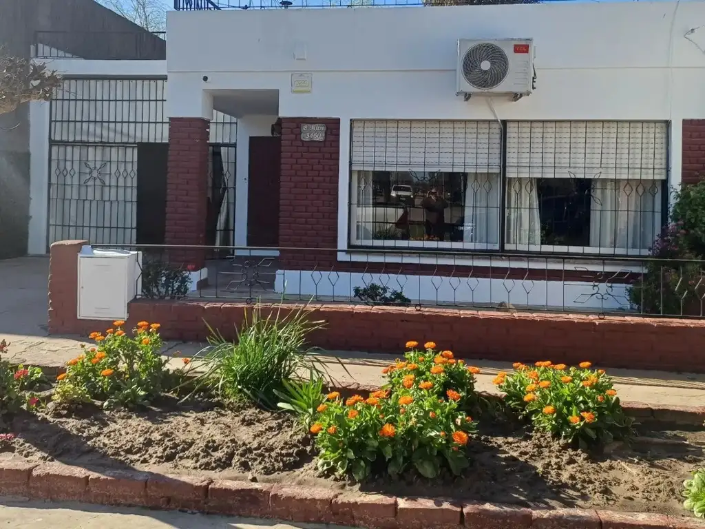 Casa de dos habitaciones en calle principal de San Pedro. Sólida construcción! Retasada