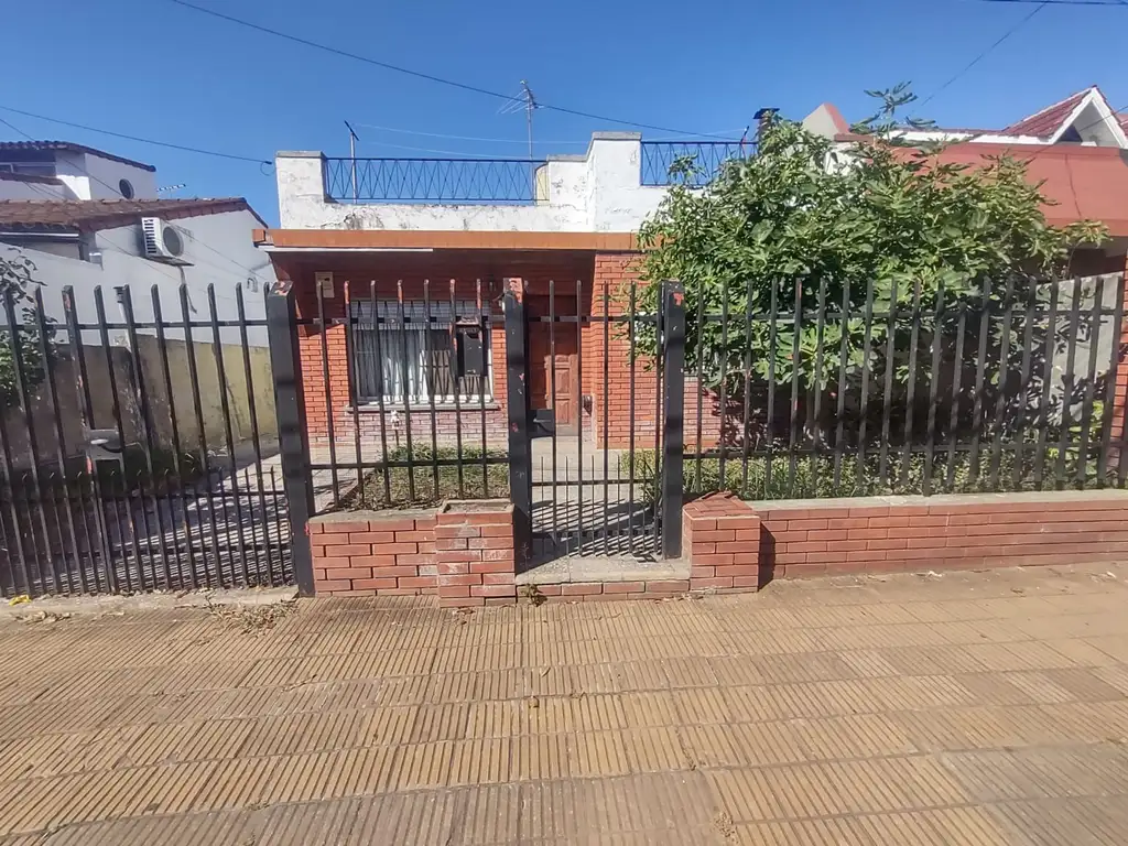 Venta casa 3 amb con jardín patio terraza e/auto