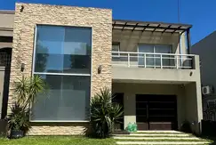 Casa en Barrio Privado 6 amb con pileta cocheras Acepta Permuta Apto credito Parque Leloir Seguridad 24 hs