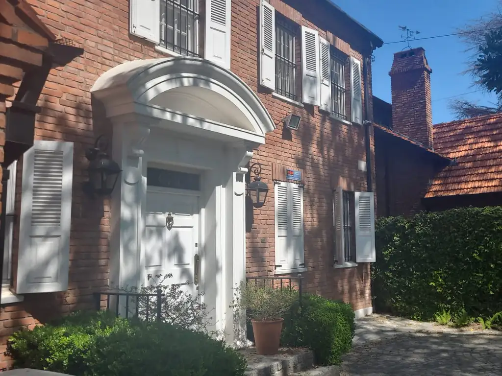 Casa de 5 amb Vías a Libertador Martinez. Pileta y quincho