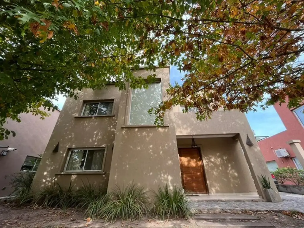 Casa en Venta 4 amb en Barrio Las Orquideas permuta