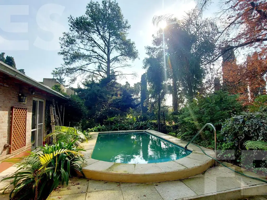 Excelente Casa en El Jaguel, quincho con parrilla, hogar a leña, pileta