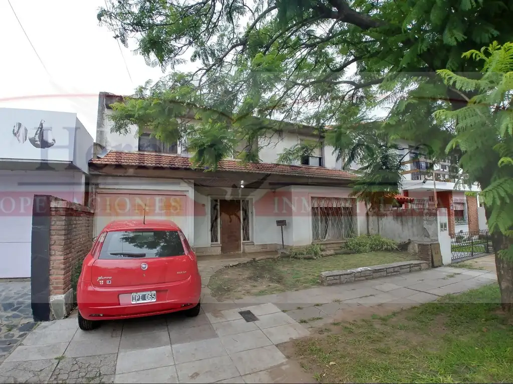 CASA DE 2 PLANTAS CON PATIO, COCHERA Y TERRAZA