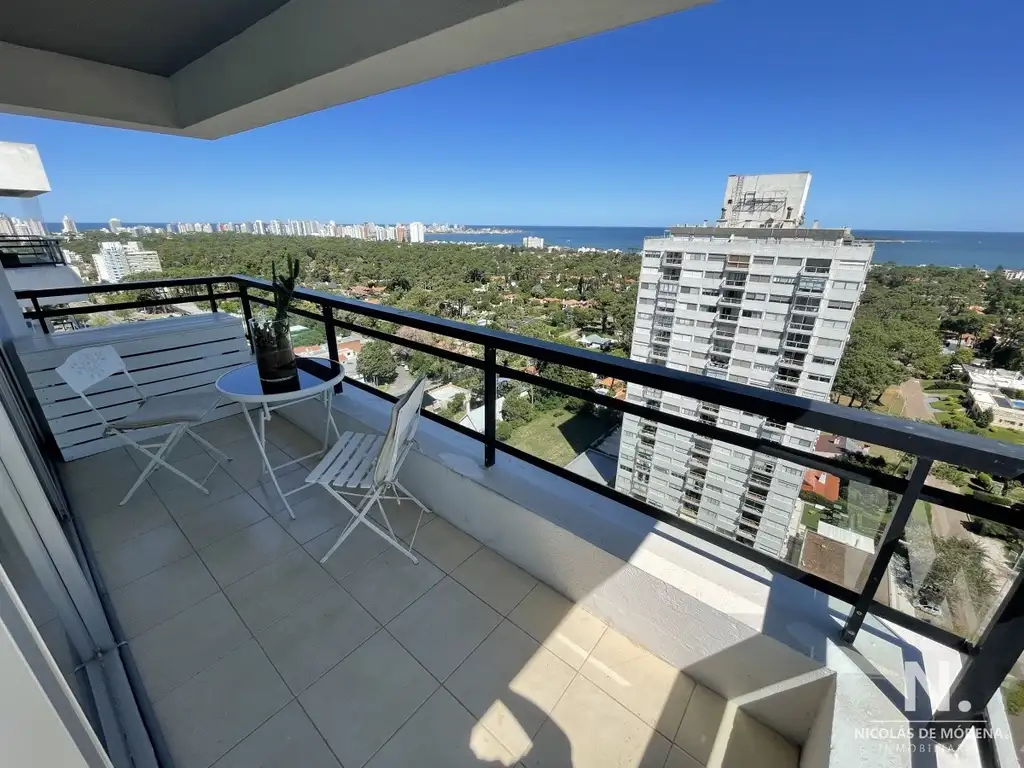 Penthouse con hermosa vista en venta, 3 dormitorios, cocina definida y lavadero, excelentes amenities y vista a amplia a la mansa