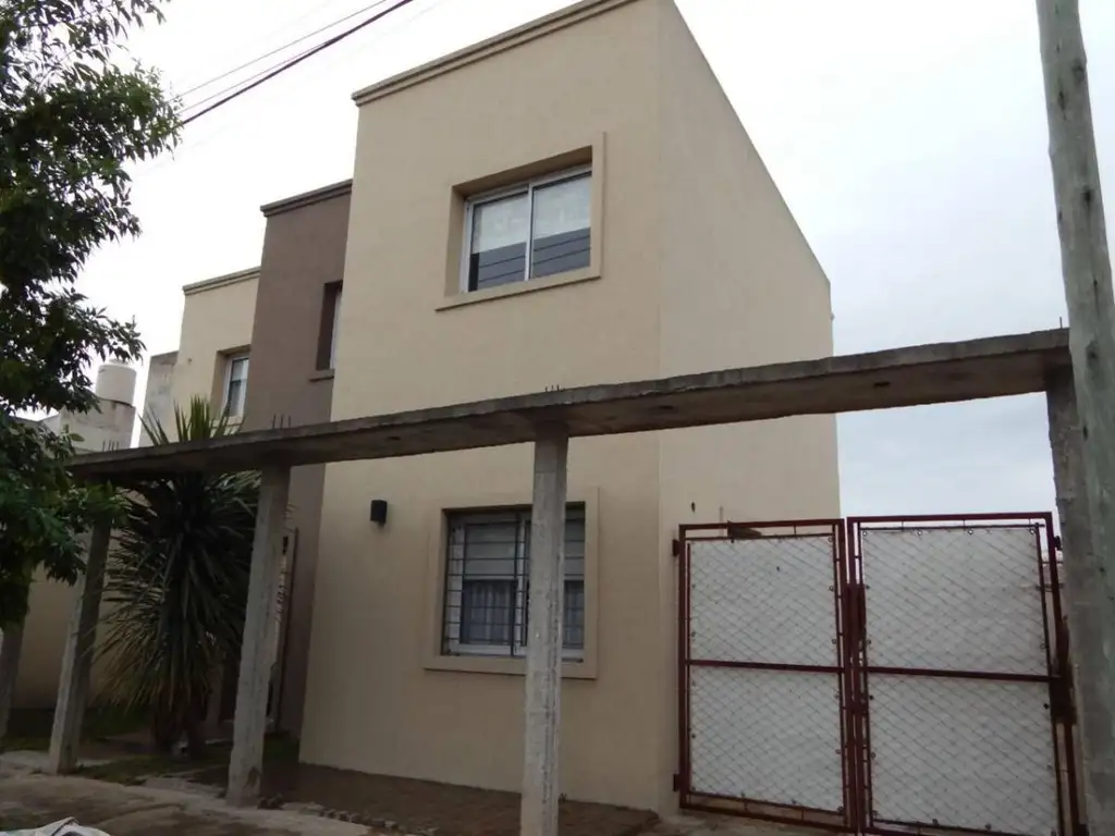 49 bis entre 173 y 174. Casa en Venta en Lisandro Olmos