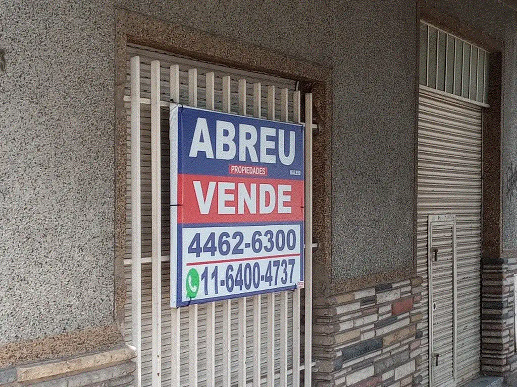 CASA V. CELINA SOBRE TERRENO DE 8,67 X 34.35 "Excelente Ubicacion sobre UGARTE"