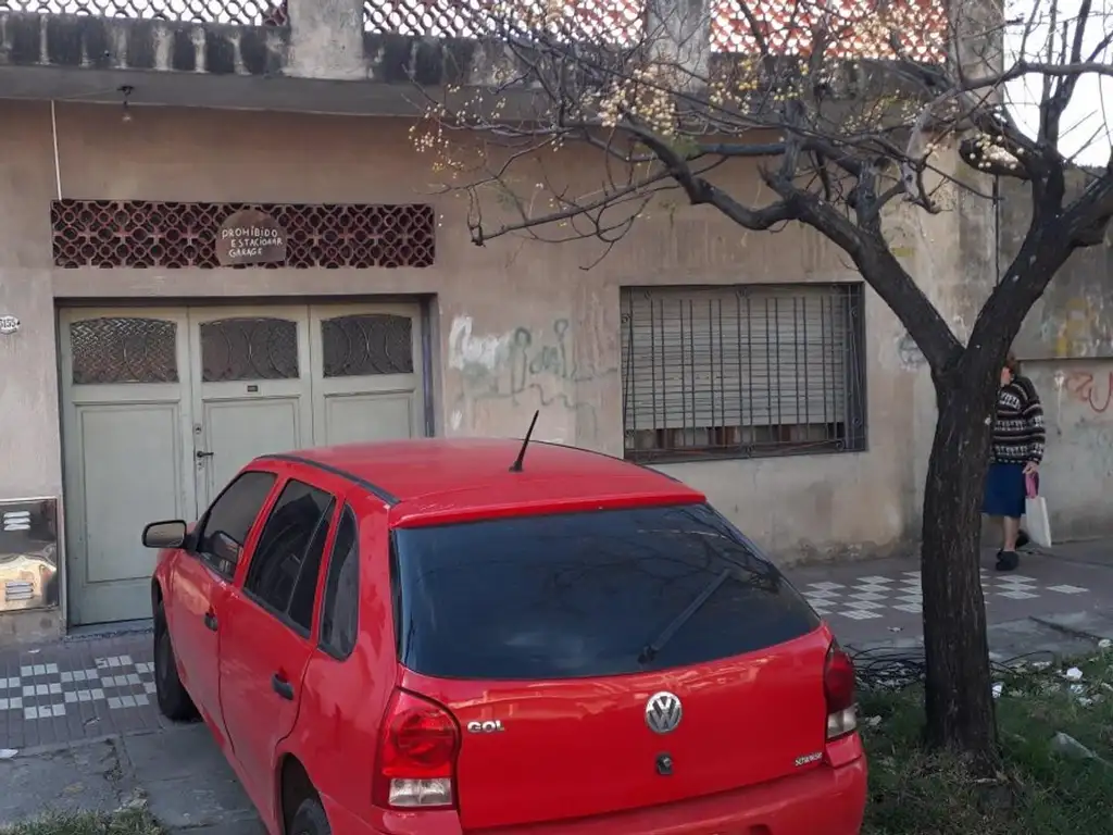 CASA 2 CASAS SOBRE LOTE  A RECICLAR- R. ESCALADA