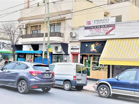 Block 2 Locales sobre Avenida 25 de Mayo + Depto. de 3 amb.