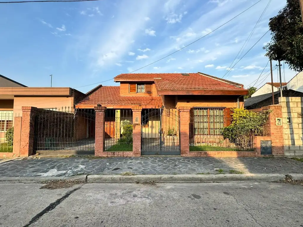 CASA EN VENTA 5 AMBIENTES EN SAN ANTONIO DE PADUA