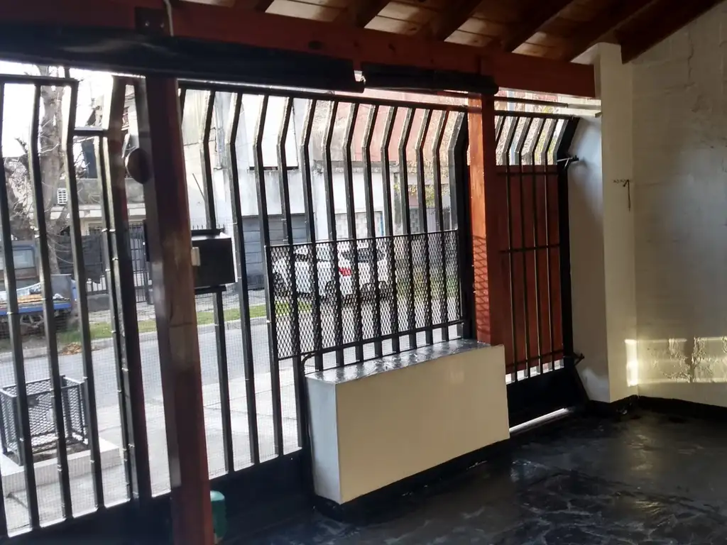 LOMA HERMOSA VENDE CASA CON PATIO Y TERRAZA, 3 AMB, ESTADO IMPECABLE