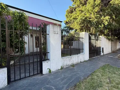 Vivienda multifamiliar con dos casas y un galpón en un amplio terreno en Billinghurst