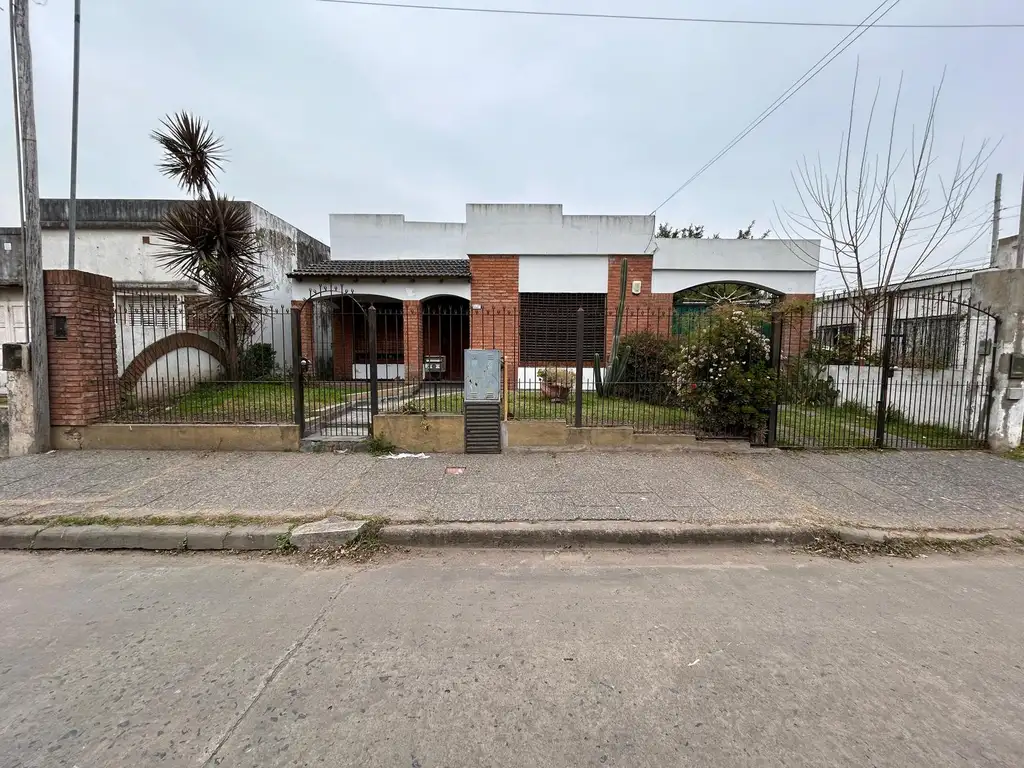 Casa a la venta en lujan centro calle General paz 682