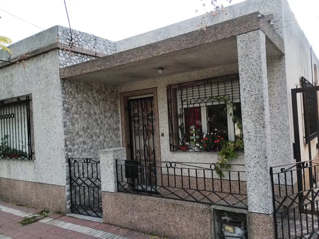 CASA 4 AMB. VENTA EN RAFAEL CALZADA CON PARQUE Y PARRILLA