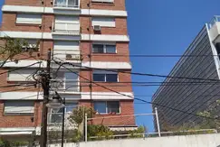 Moderno Departamento en Dúplex de 3/4 ambientes en el Centro de San Isidro.Con cochera y seguridad. 