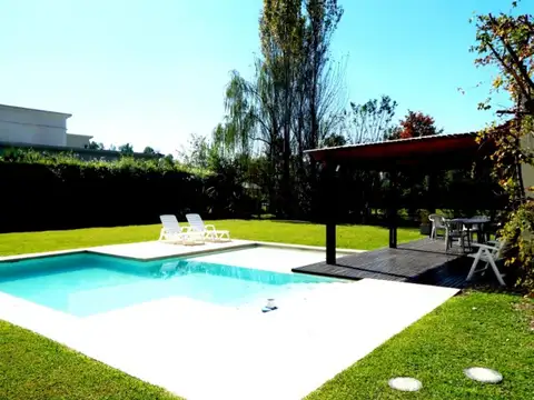 CASA EN VENTA :: 5 AMBIENTES :: CAMPOS DE ALVAREZ :: 900m2