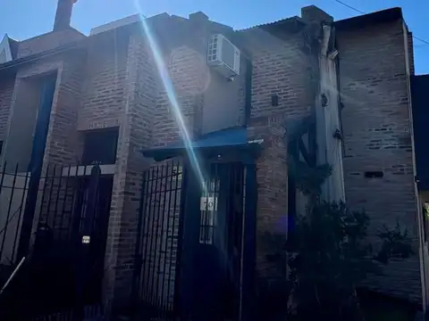 Venta y alquiler de CASA 5 Amb. sobre Santa Rosa, Castelar