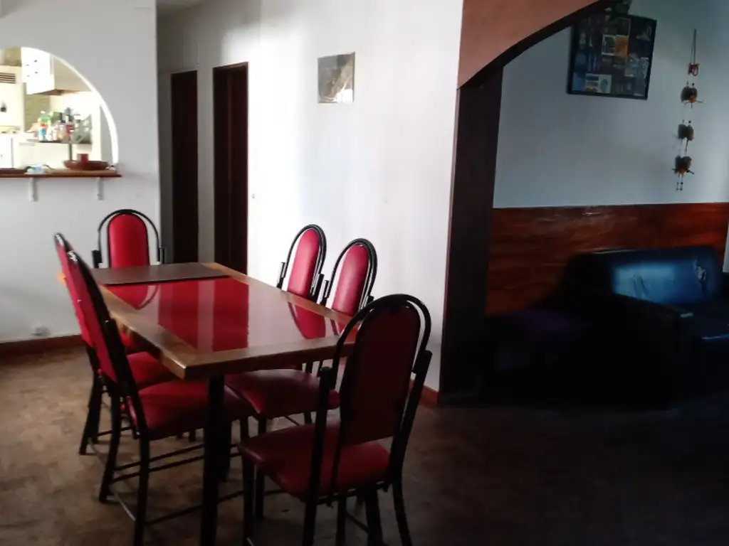 Departamento de 3 ambientes amplios en Olivos Golf. Primer piso por escalera. No apto crédito.