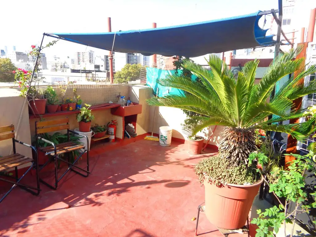 Depto. de 5 ambientes con terraza.