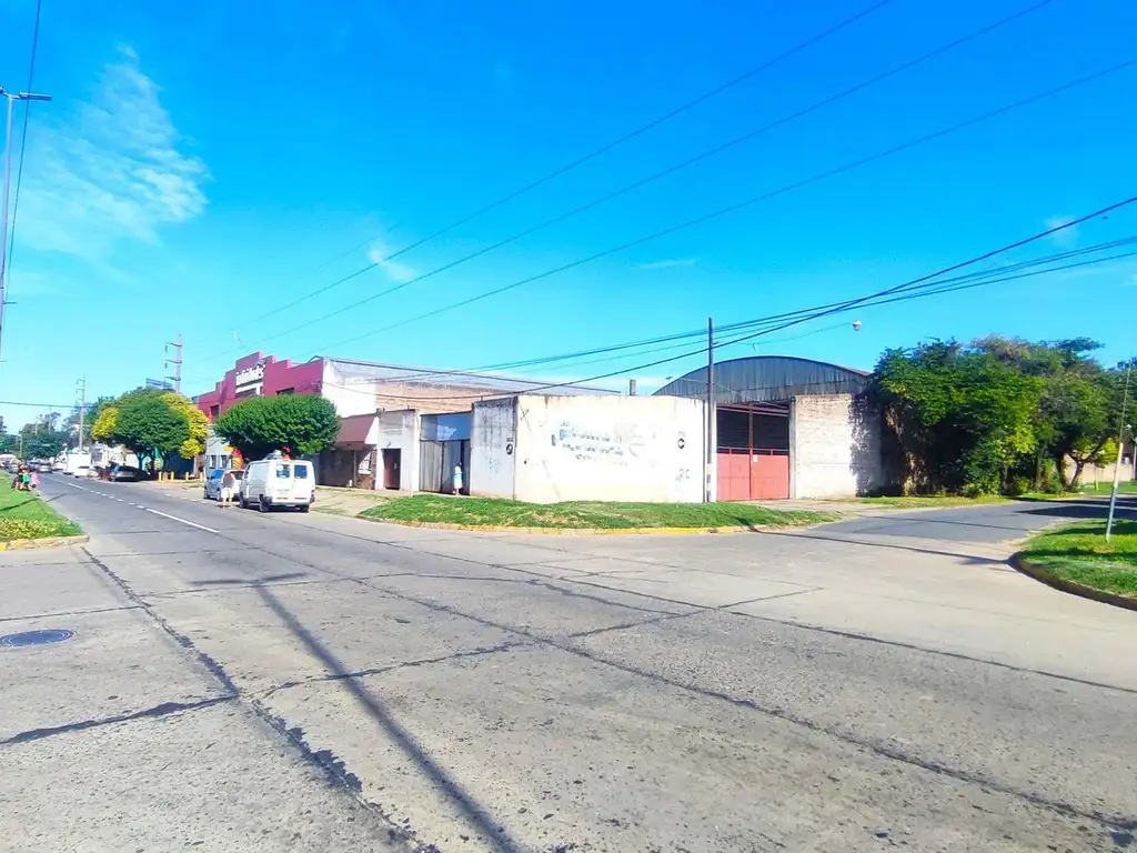 GALPÓN Y CASA EN VENTA SOBRE AVENIDA EN LA ESQUINA