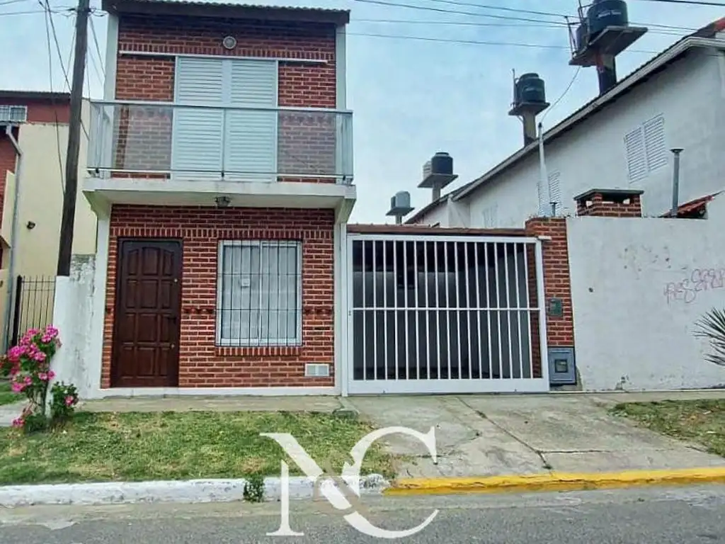 Duplex en venta 4 ambientes a tres cuadras del mar, gas natural, zona comercial