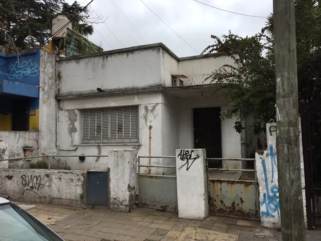 Lote -  LOTE 410 m2 - 7.12 x 57.70. Casa a demoler