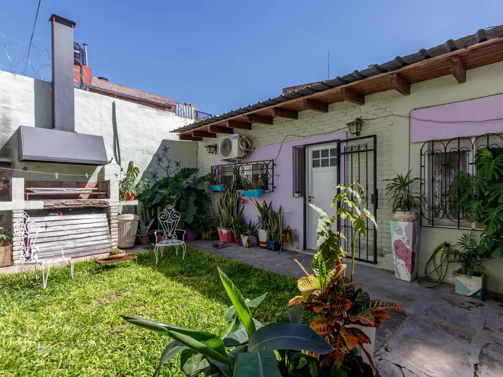 Casa de pasillo único en venta de 3 dormitorios con jardín y parrillero. Acepta permuta