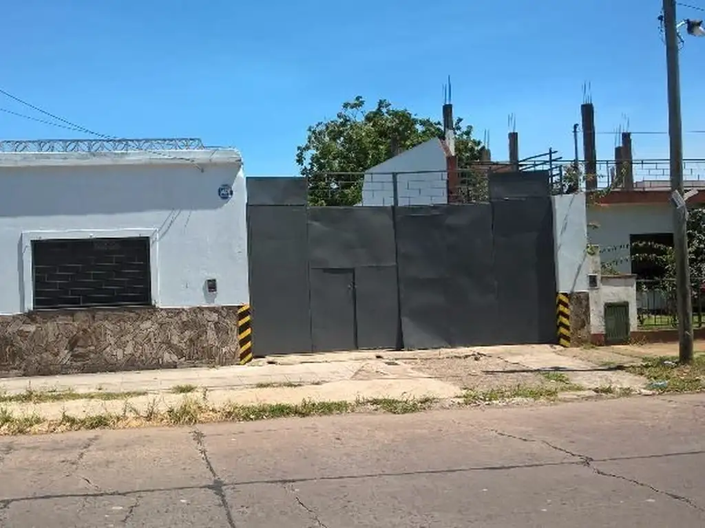 Deposito industrial en gral. San Martín (San Andres). Entrada de camión y descarga interna