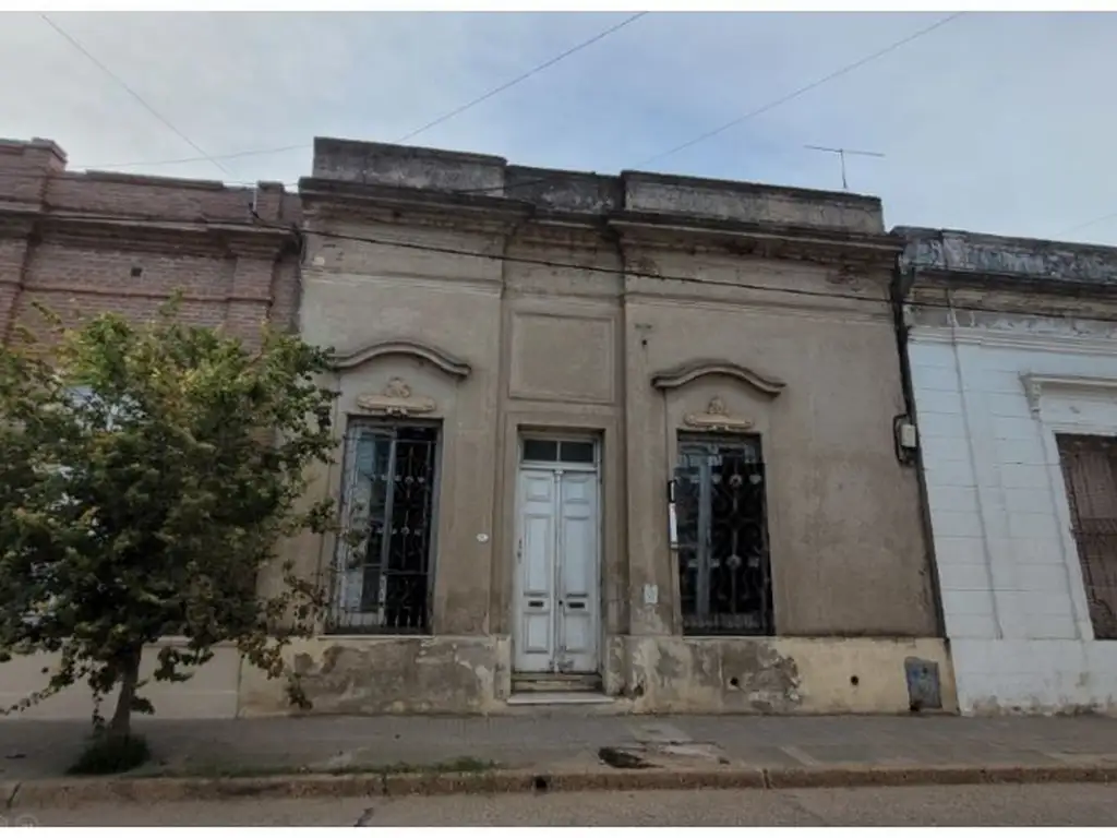 Casa colonial a refaccionar, gran ubicacion y terreno. Piaggio entre 9 de Julio y España