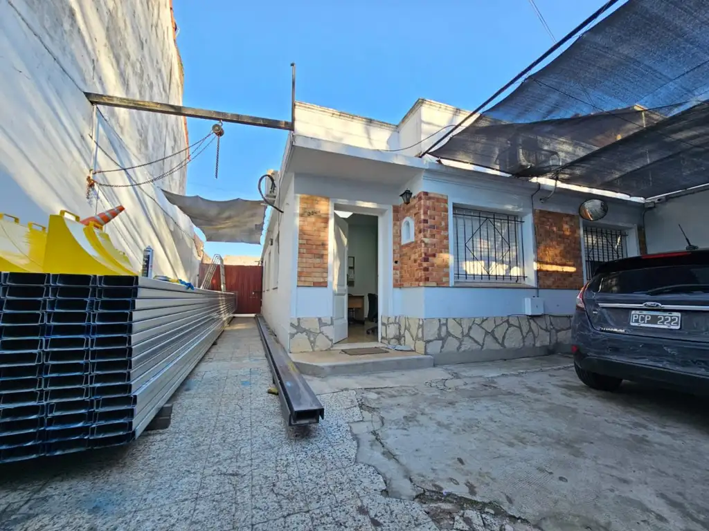 CASA EN VENTA CON GALPÓN DEPOSITO Y TALLER