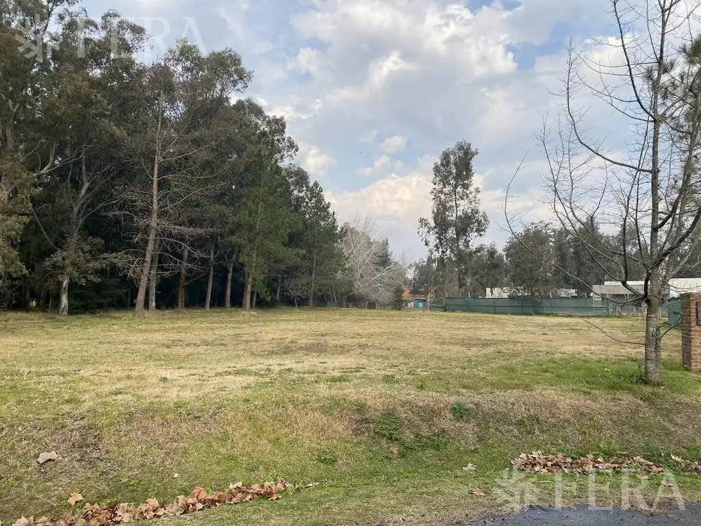 Venta de terreno de 1300 m2 en Miralagos I Club de campo y spa