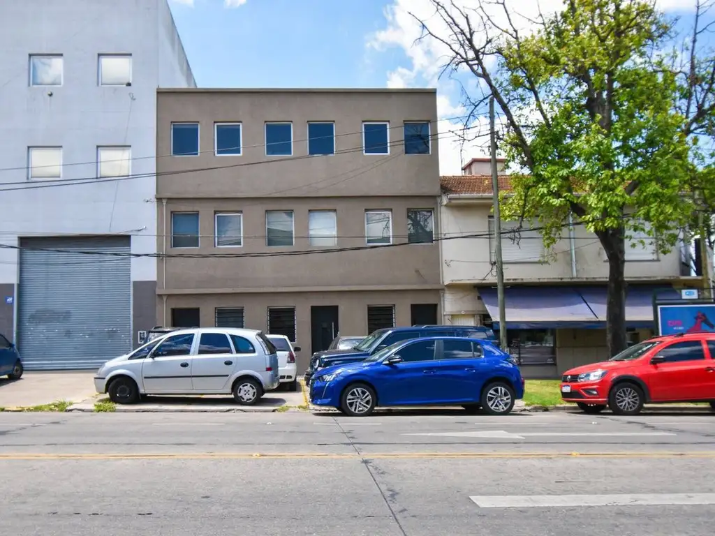 ALQUILER-Edificio de 3 pisos de oficinas equipadas