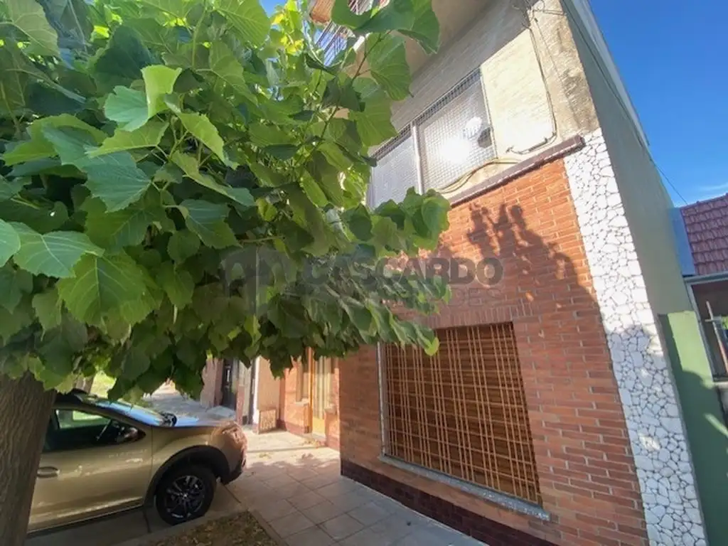 Ph de 3 ambientes en planta alta con acceso interno, patio y vista al frente. Sin expensas.