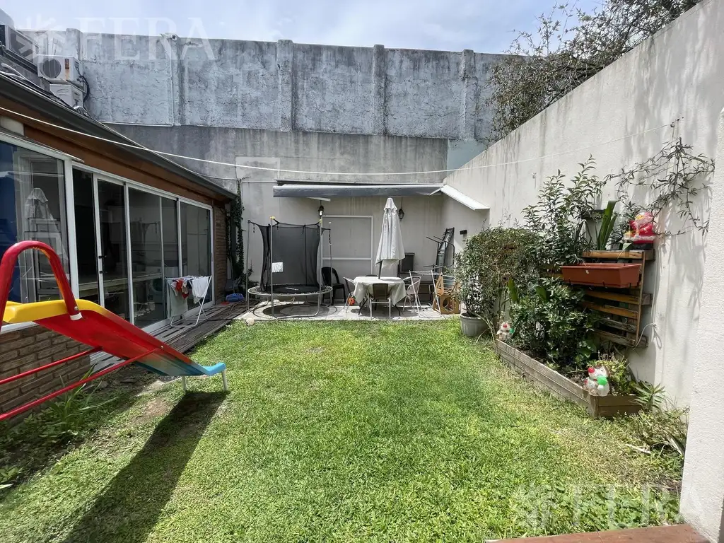 Venta de casa 5 ambientes con quincho en  Sarandí