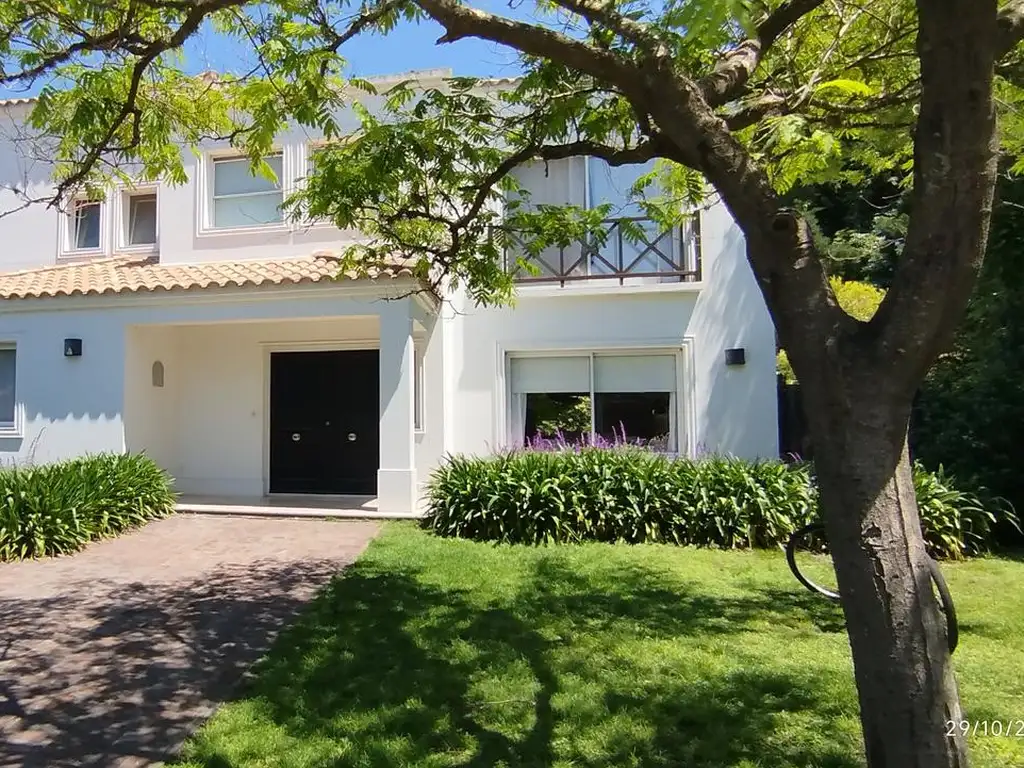 Casa en  alquiler  de temporada 5 cuartos, lote central, pileta , Bajada Tortugas norte