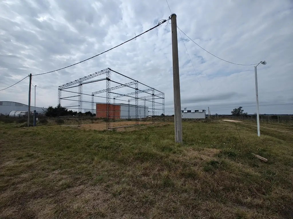 Terreno con estructura para galpón en barrio industrial de Villa Elisa ER