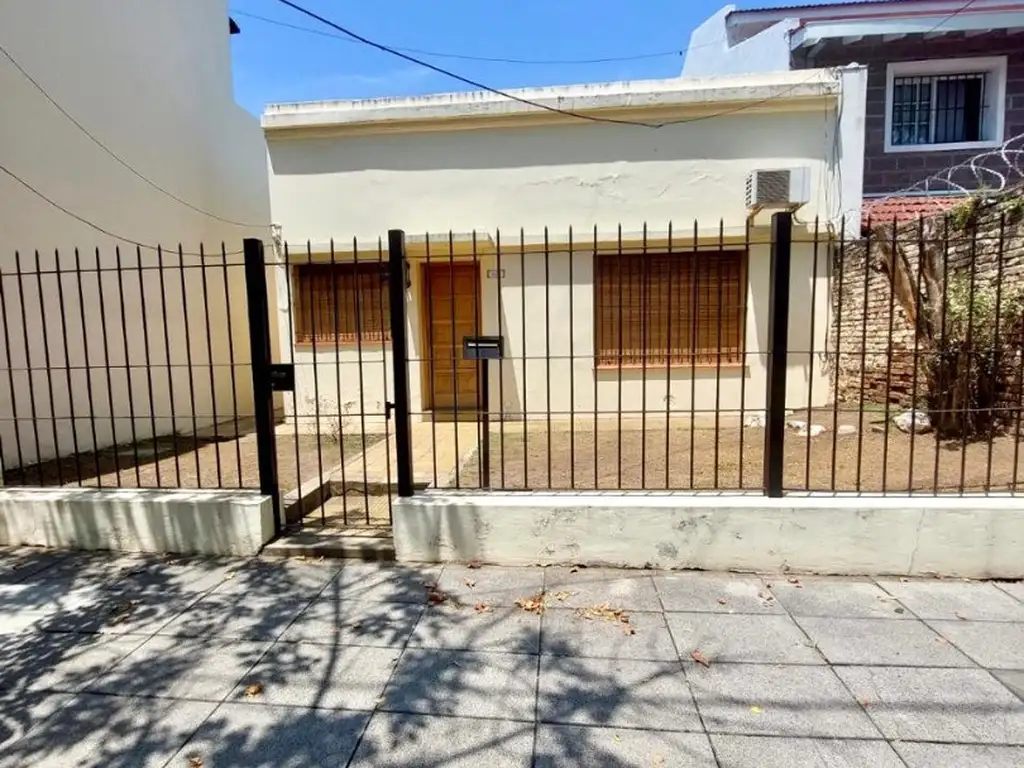 En excelente ubicación, lote con casa a reciclar