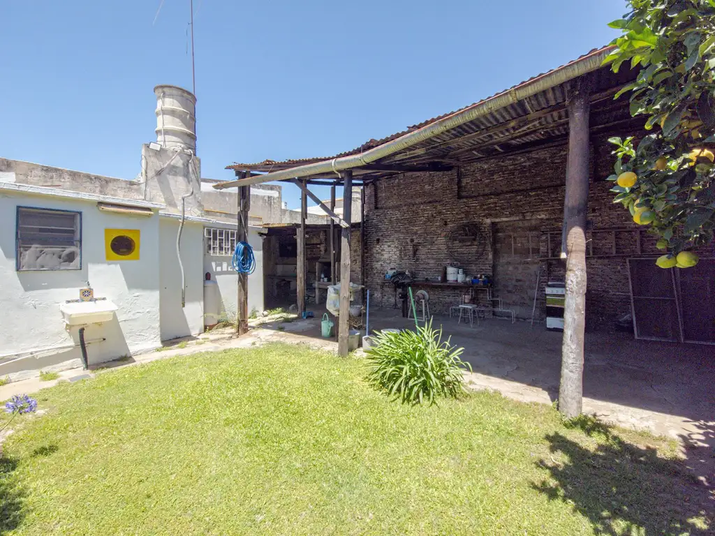 CASA DE PASILLO CON JARDIN VERDE EN VENTA EN BARRIO AZCUENAGA