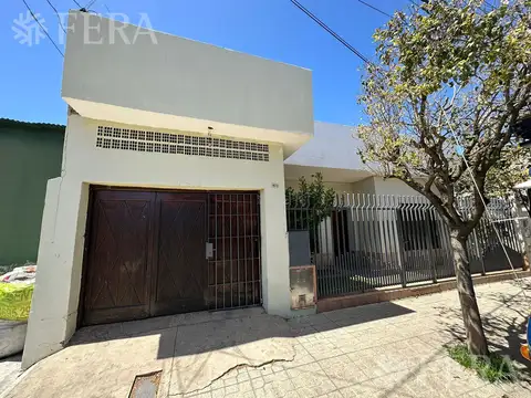 Venta casa para dos familias de 4 ambientes con cochera en Wilde