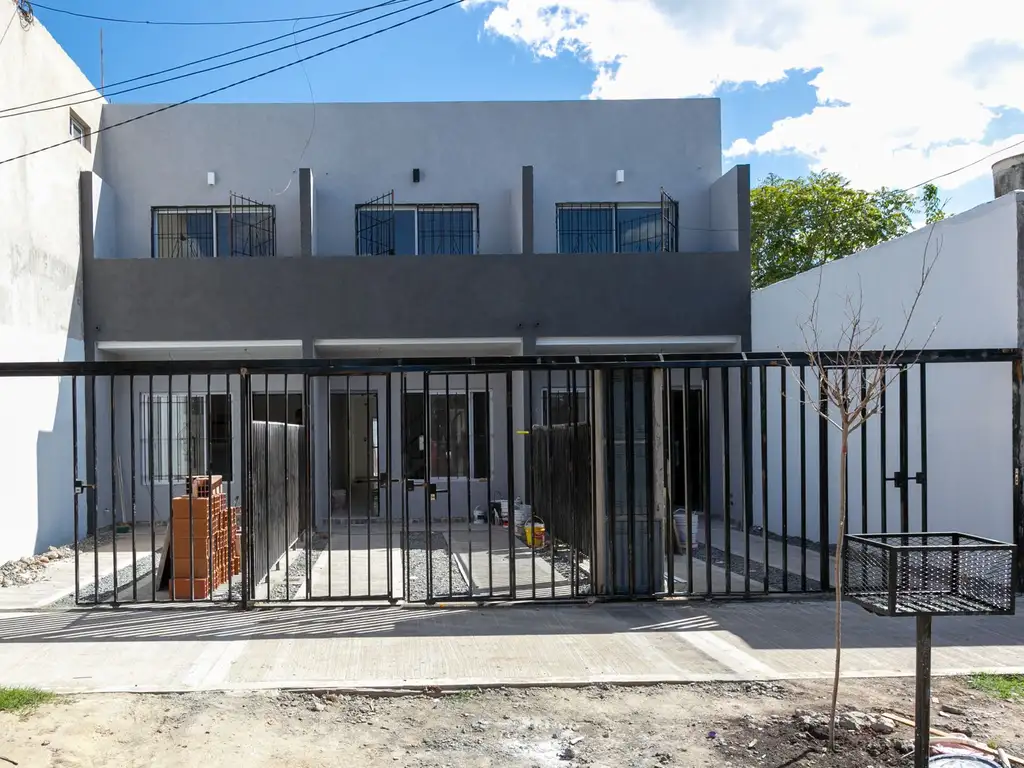 VENTA DUPLEX TRES AMBIENTES CON PATIO ITUZAINGO