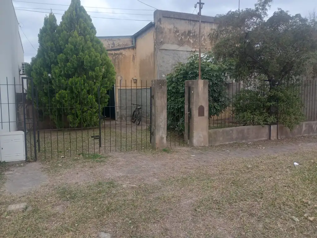 VENTA Casa Tres Dormitorios Barrio Centro.