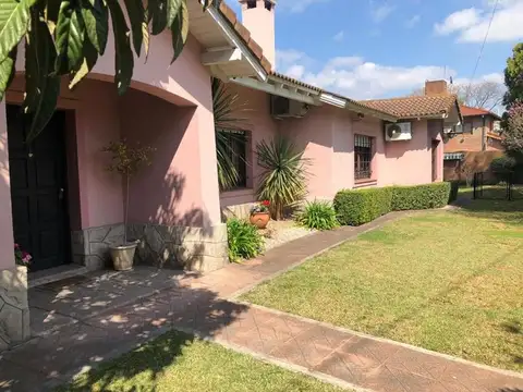 Excelente Casa en Venta 10 amb. en Barrio-Uno