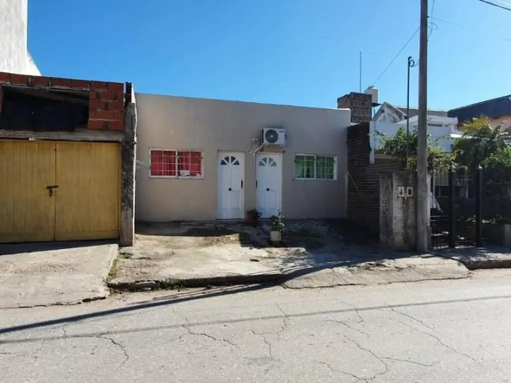 Dos Casas De Un Dormitorio   Cochera Y Jardín ! Laprida Y Catamarca