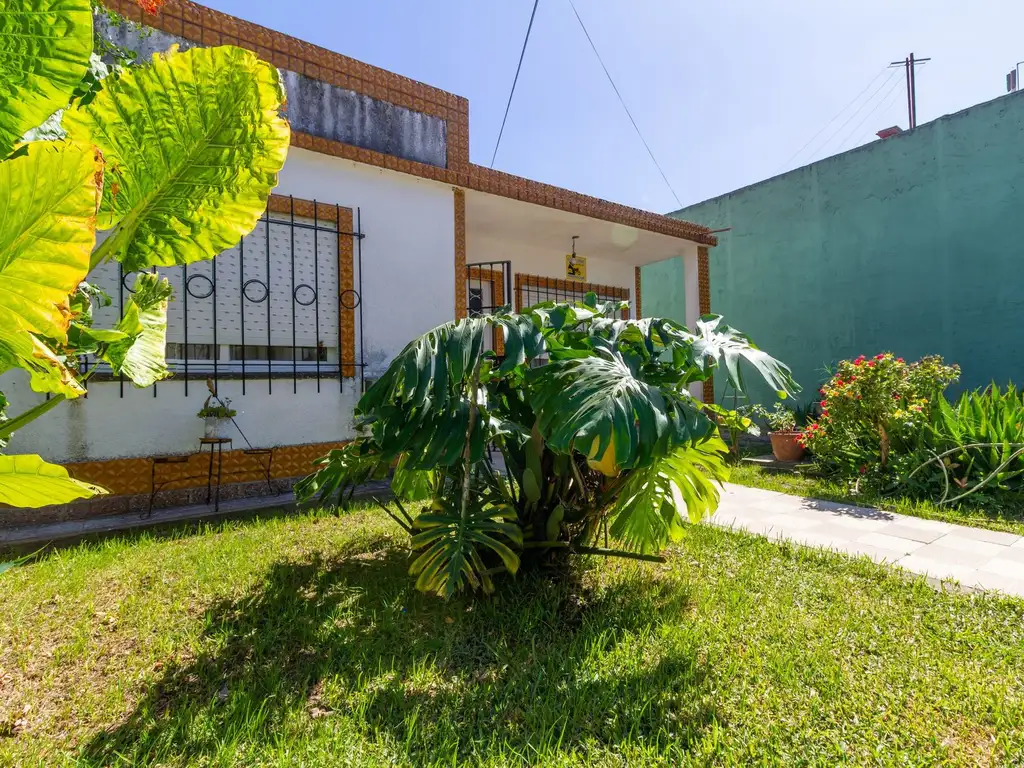 Casa 3 ambientes edificada en una planta.