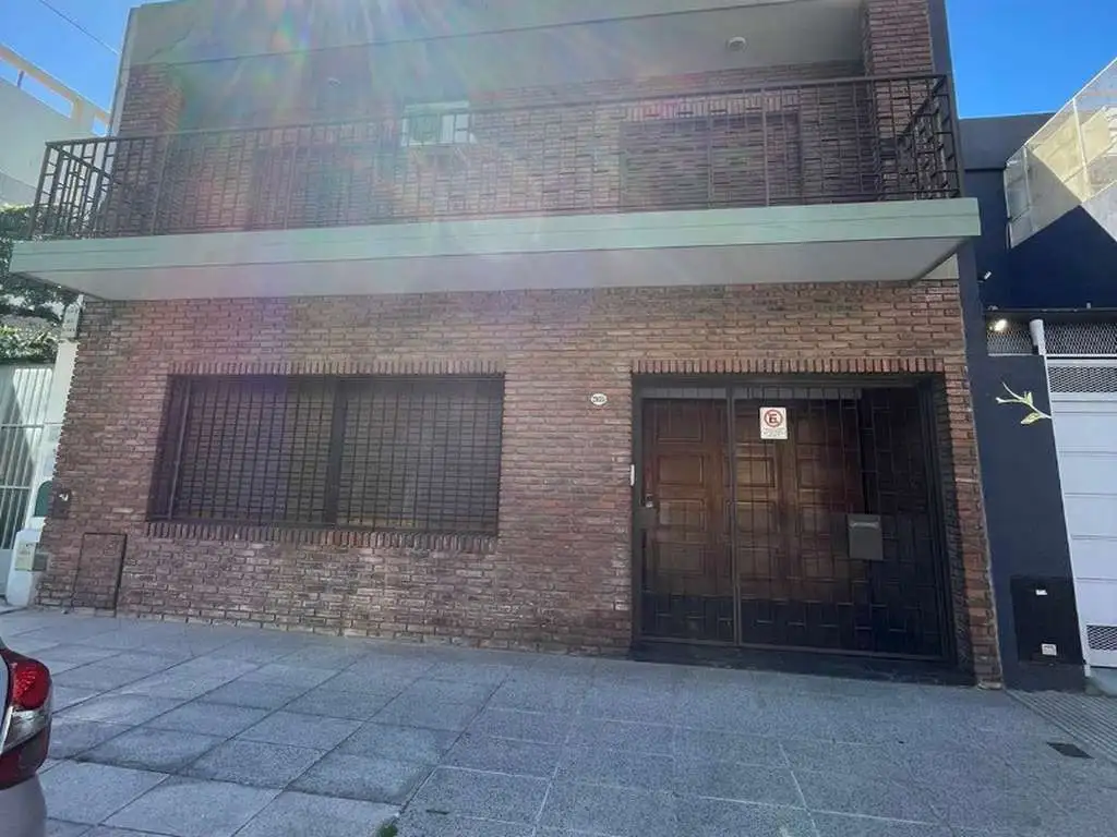 CASA 2 plantas LOTE PROPIO 4 AMB AMPLIO LIVING/COMEDOR, GARAGEP/2 AUT, FONDO PARQUIZADO