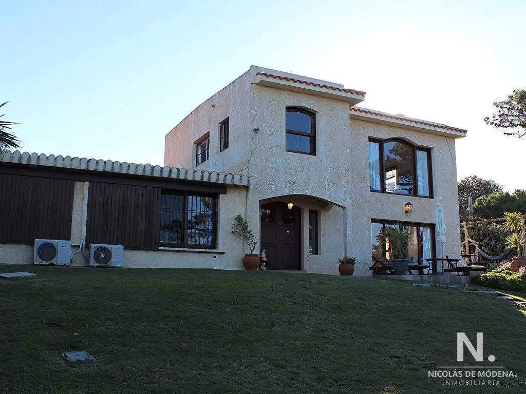 VENDE CASA CERCA DEL MAR, EN SAN RAFAEL, PUNTA DEL ESTE.