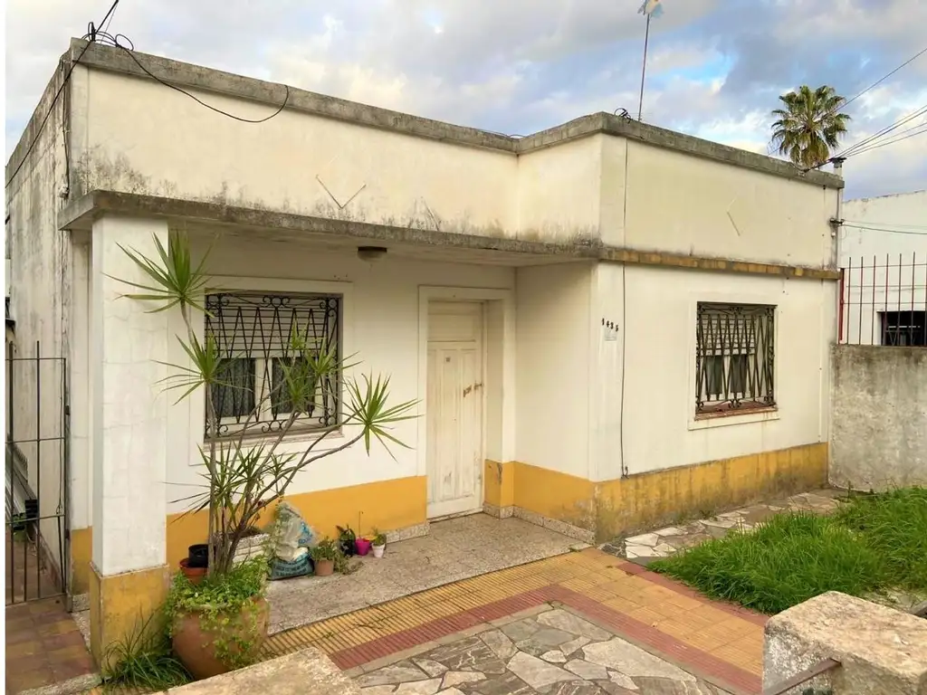 CASA 3 AMBIENTES S/ LOTE 8.66 X 20. DIGNA DE VER.