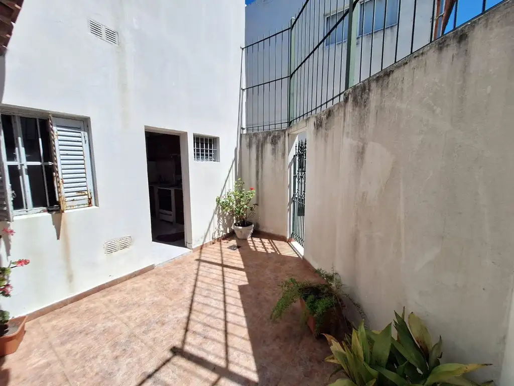 CASA EN VENTA AVELLANEDA 2 DORMITORIOS CON TERRAZA