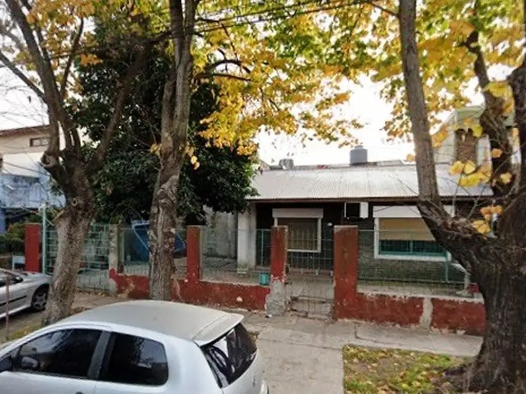 CHALET 2 DORM (FRENTE) + DEPTO LATERAL DE 2 DORM. LOTE PROPIO.